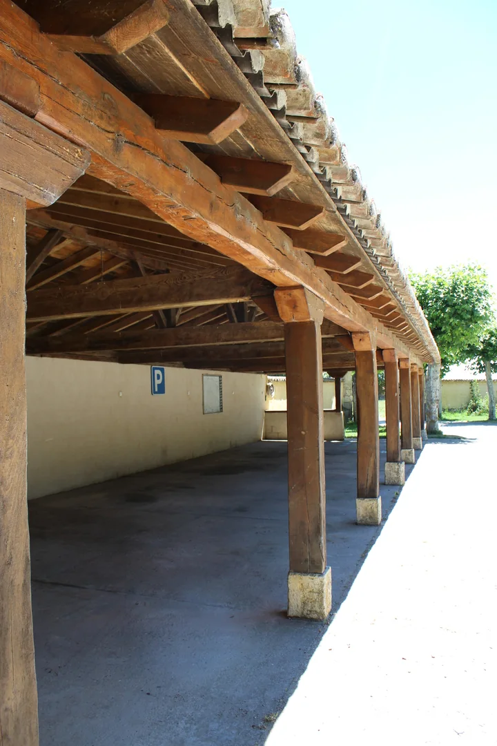 Aparcamiento cubierto del Molino, con pilares y vigas de madera
