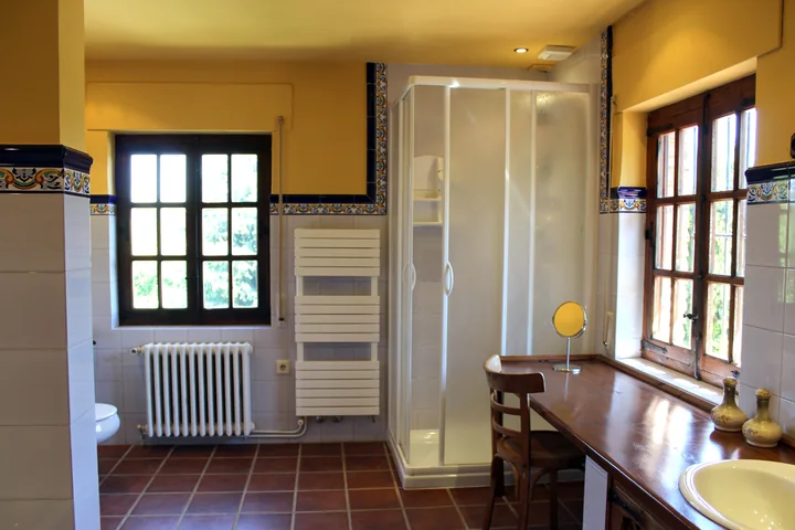 Ducha y dos ventanas del baño de arriba del Molino