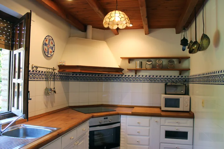 Interior · cocina con encimera, placa y horno.