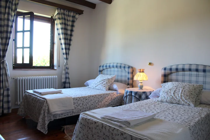 Interior · segundo dormitorio doble, con cabeceros de cuadros.