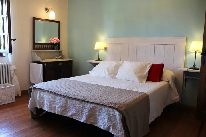 Cama matrimonial, ventana y tocador del Molino