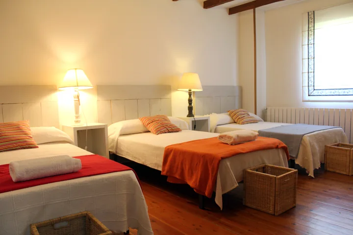 Interior · dormitorio triple, con tres camas individuales.