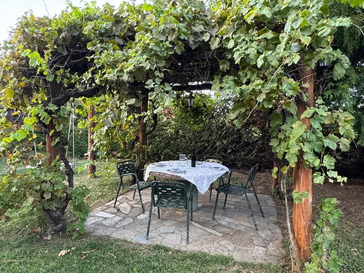Mesa preparada bajo la parra del jardín privado del Molino
