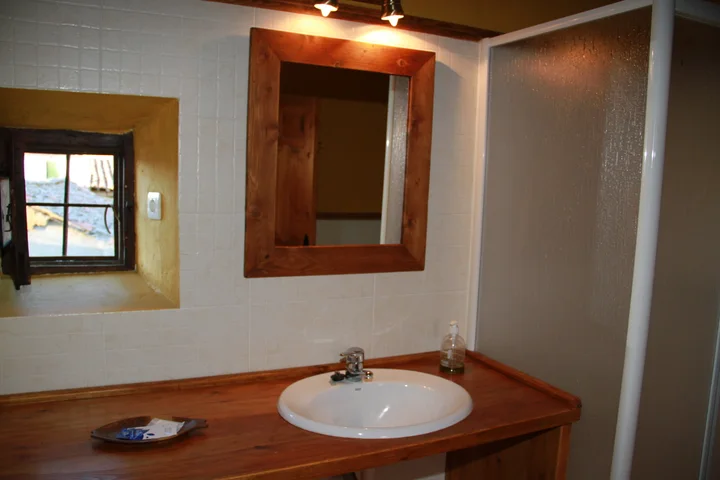 Interior · baño de la planta superior con luz natural.