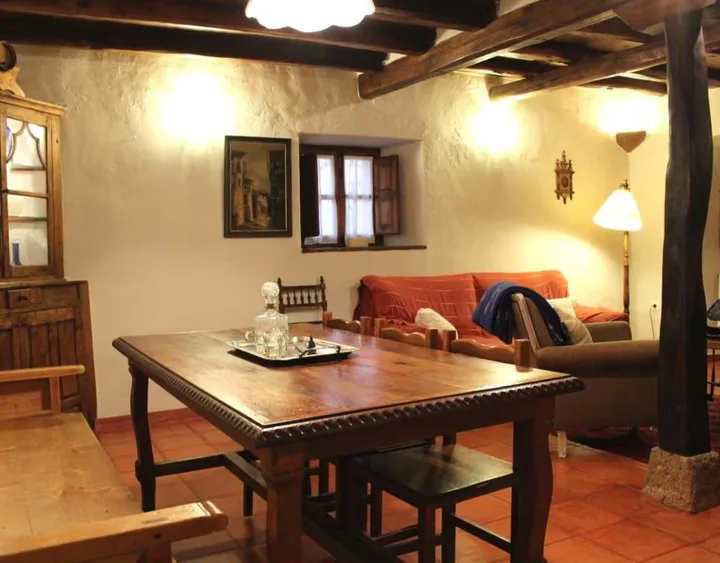 Interior · comedor con gran mesa para sobremesas.