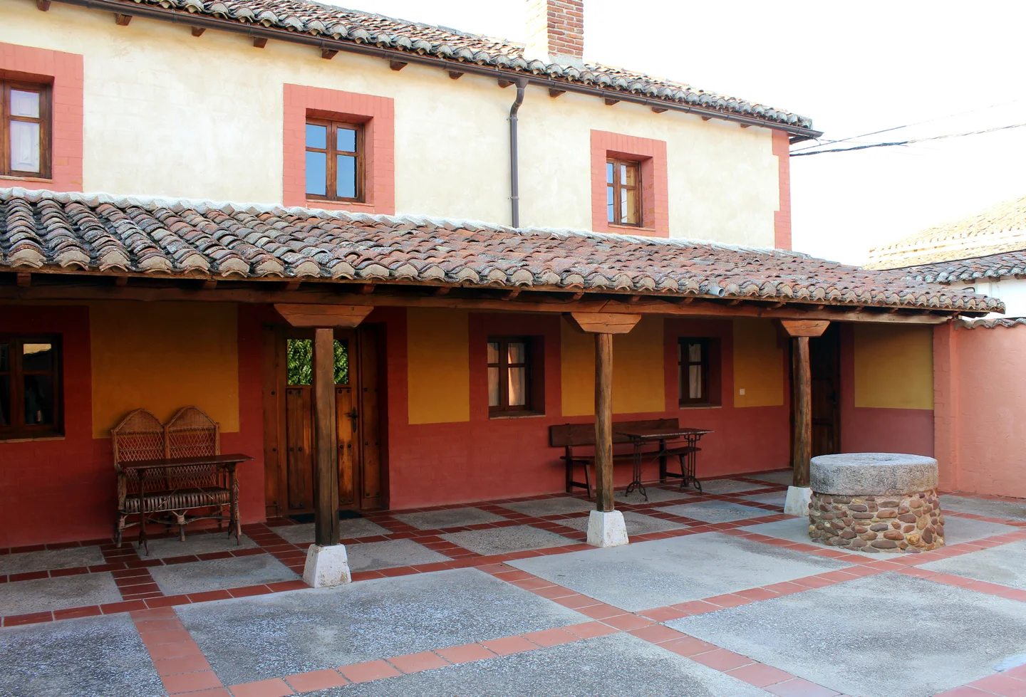 Fachada y porche de Casa del Recaudador en Quintanilla de Onsoña, Palencia